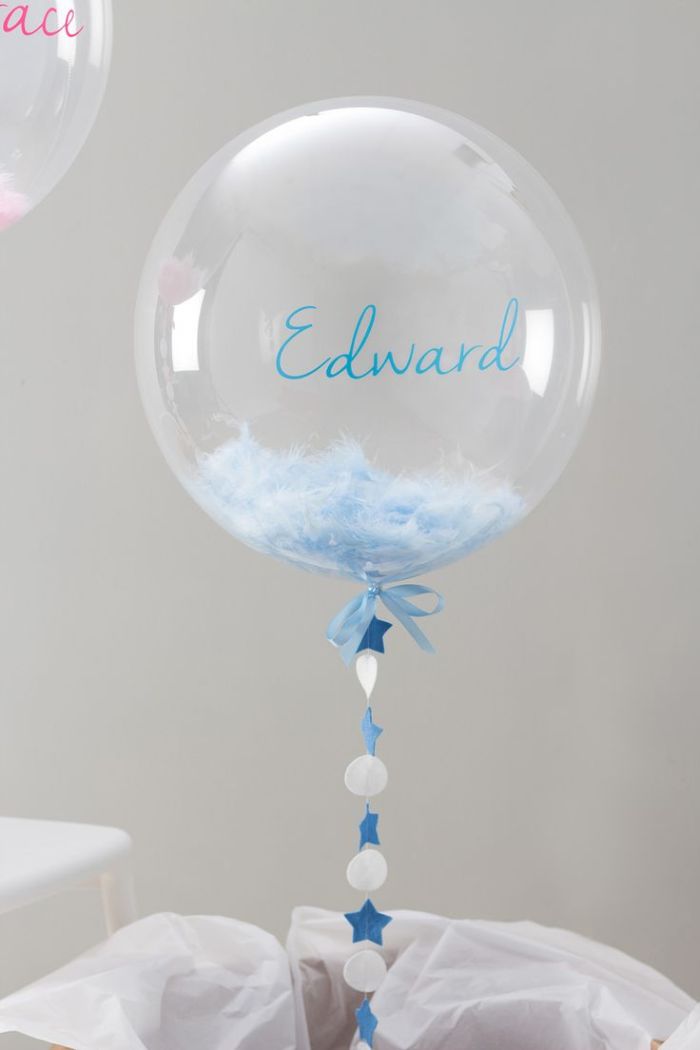taufe deko junge, schöne idee ein großer balloon in weiß und blau mit dem namen des jungen darauf geschrieben
