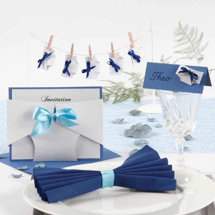 taufe tischdeko, servietten dekorieren, karten mit den namen, schöne dekorationen blau