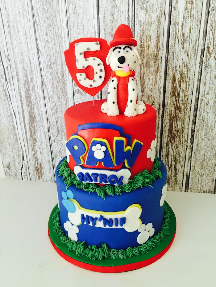 Zweistöckige Paw Patrol Fondant Torte mit Marshall, ausgefallener Kuchen für Kindergeburtstag 