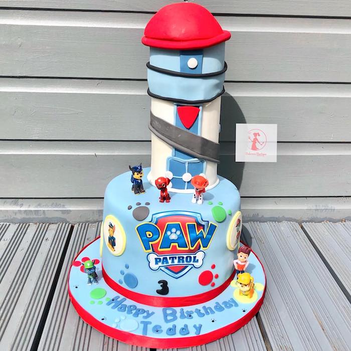 Kindergeburtstagstorte mit Paw Patrol Turm, blaue Fondant Torte für Jungen, ausgefallener Kuchen 