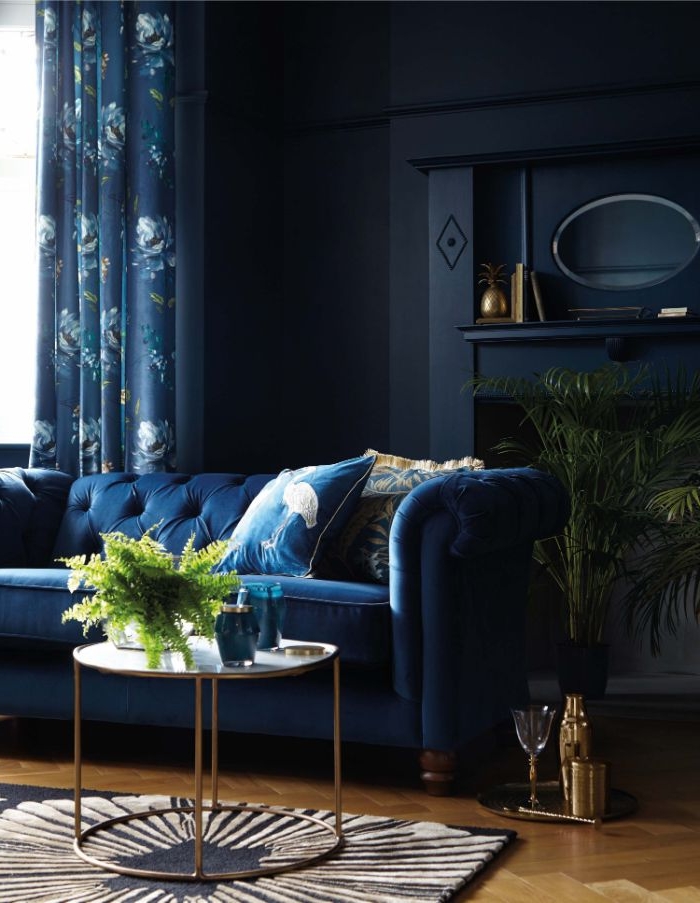 welche farbe passt zu petrol kleidung, wohnung und stil in dunklen farben, petrol in blauer nuance wohnzimmer sofa und deko