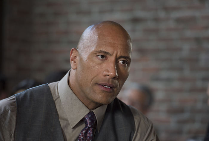 ein mann mit anzug und einer violetten krawatte, der schauspieler Dwayne The Rock Johnson 