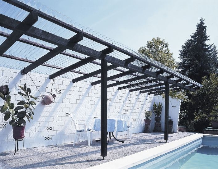 terrassenüberdachung idee mit wellplatten, ein haus mit pool und schatten bereich