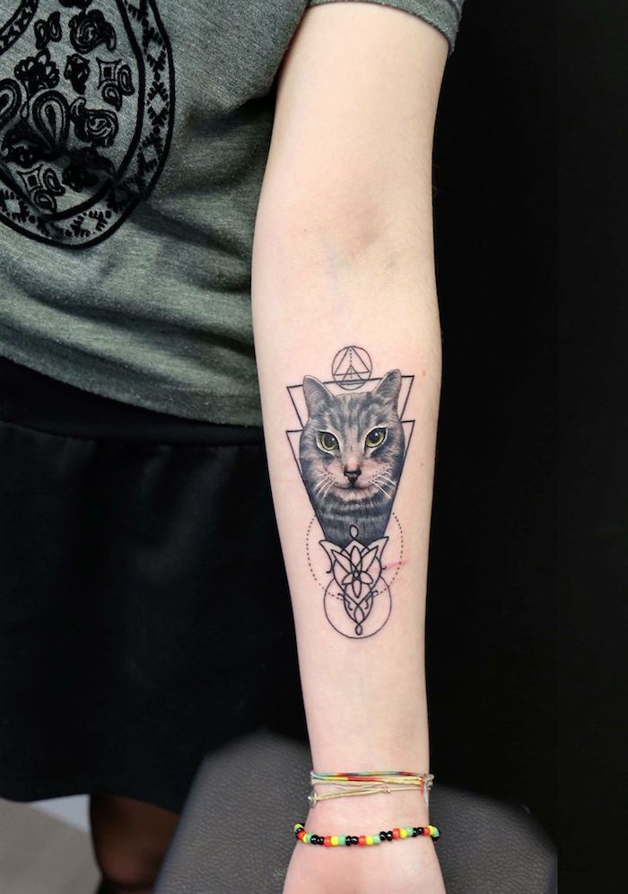 Geometrisches Katzen Tattoo am Unterarm, farbiges Arm Tattoo, Armbänder mit bunten Perlen 