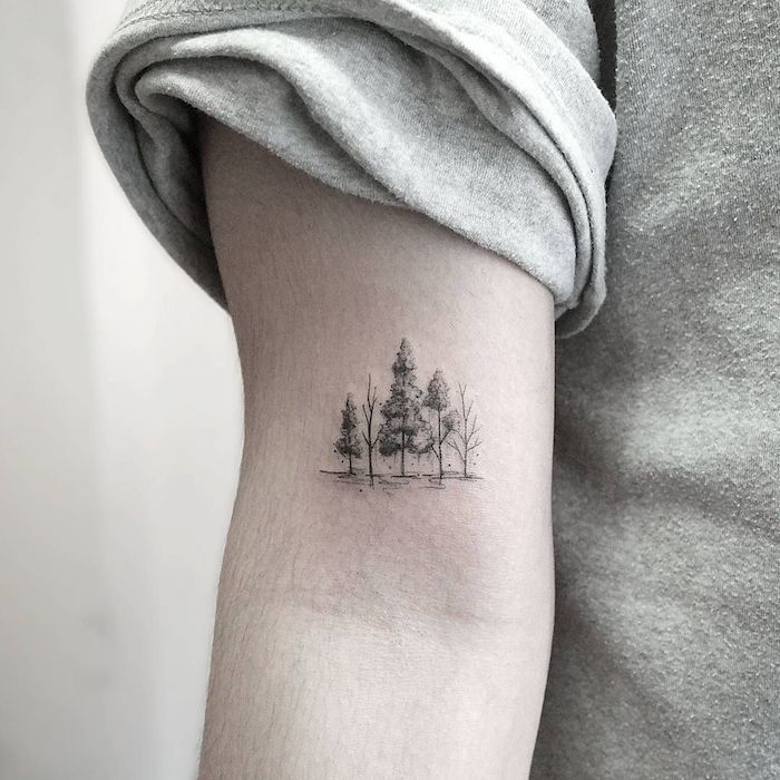 Wald Tattoo am Oberarm, fünf Bäume, Idee für Arm Tattoo mit Bedeutung, Tattoo Motive zum Entlehnen 