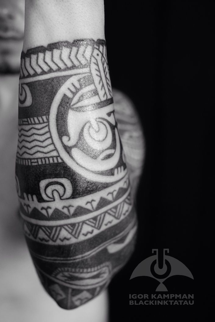 Tribal Tattoo am ganzen Unterarm, coole Tattoos für Männer zum Entlehnen