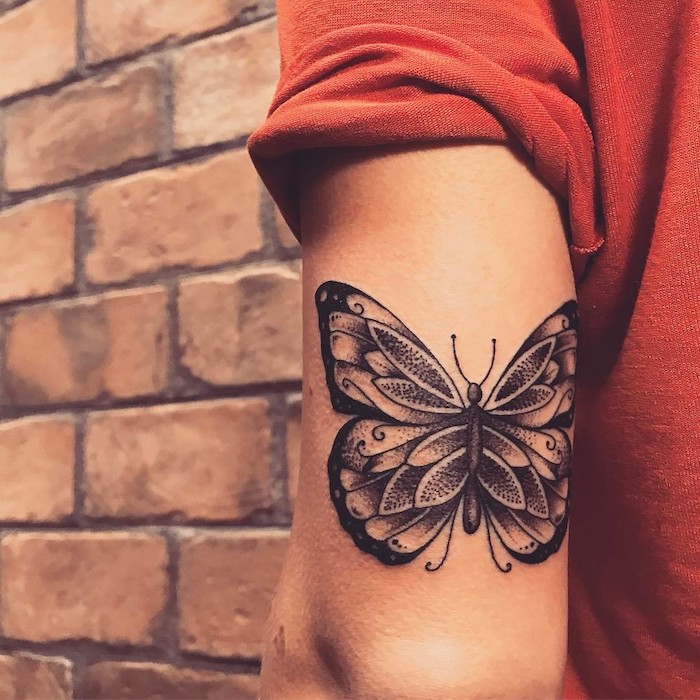 Großes Schmetterling Tattoo am Oberarm, Ideen für auffällige Tattoos für Frauen 