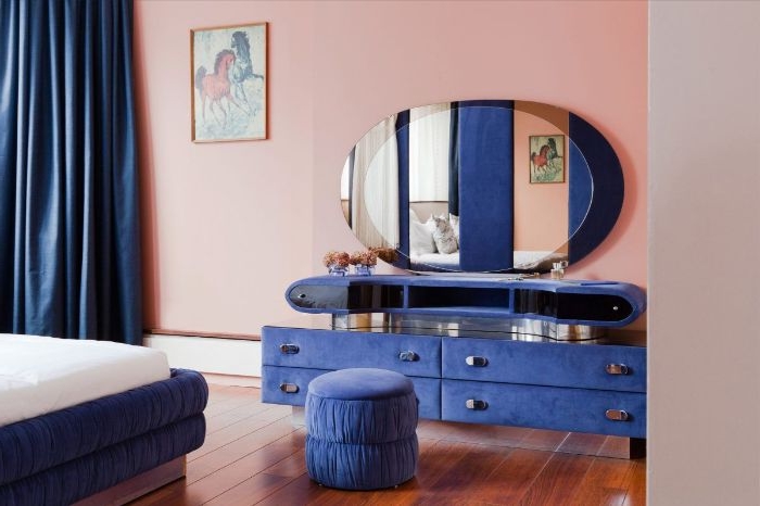 schlafzimmer deko, ideen in coolen farben, ein rosarotes zimmer mit blau lila schrank und petrol farbe vorhänge