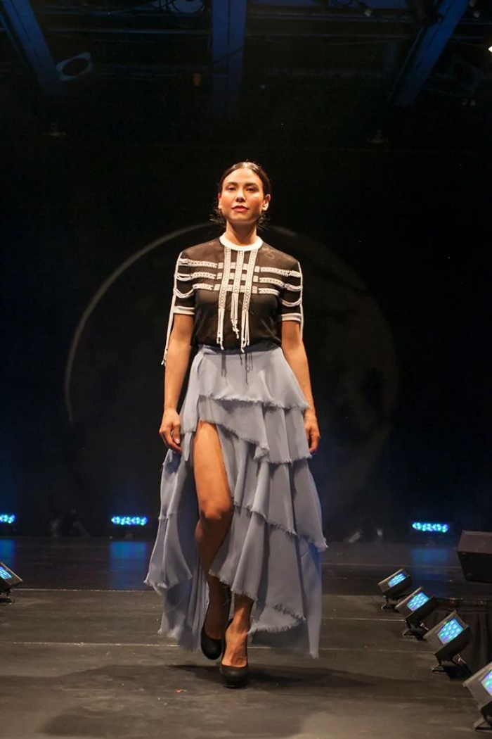 nachhaltige mode auf der fashion bühne, ein kreativer look für die model, langer rock