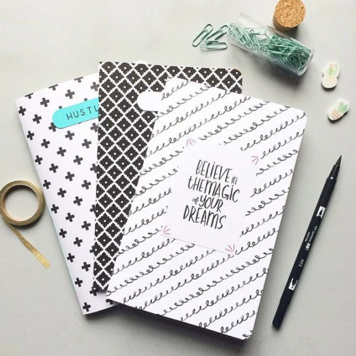 bullet journal selber machen, simple minimalistische ideen für nulletjournal, washi tape, klammer, schwarz und weiß muster ideen und vorlagen