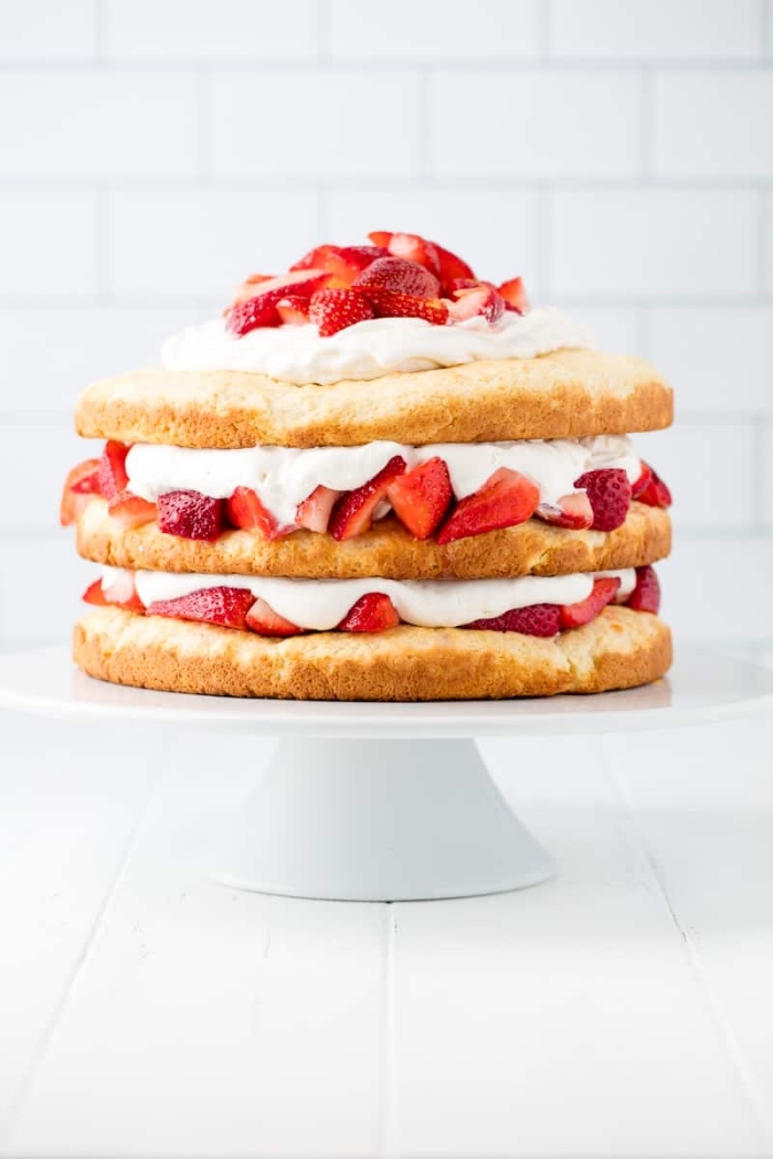 cake mit füllung aus sahne und erdbeeren, sommerdessert ideen, sommer party ideen
