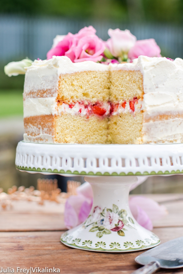 cake mit füllung rezept, torte mit erdbeerne und mascarpone dekoriert mit rosa blüten