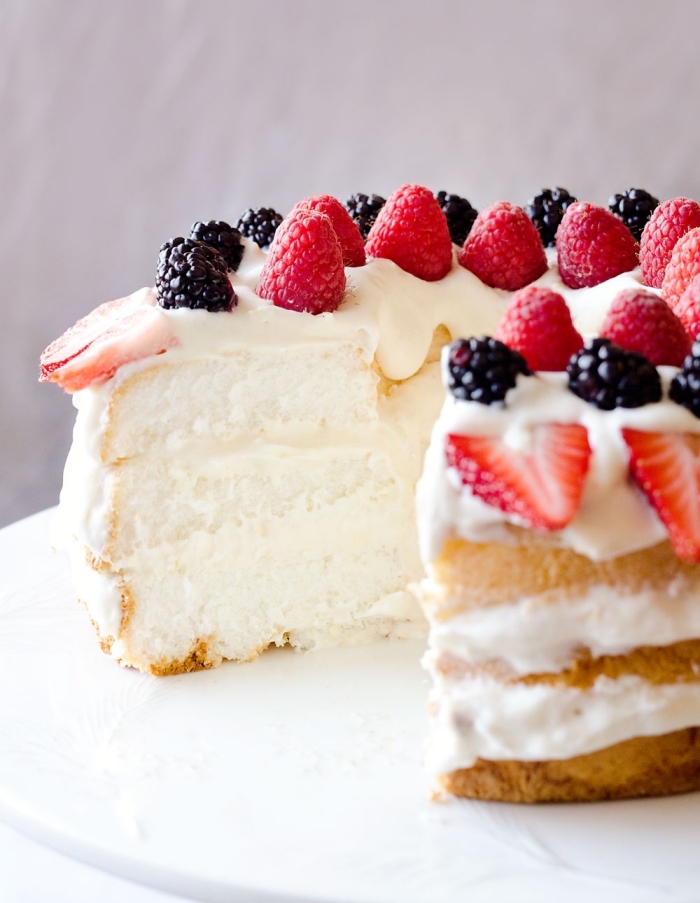 naked kuchen mit sahne, vanille und früchten, cake mit füllung dekoriert mit brombeeren und himbeeren