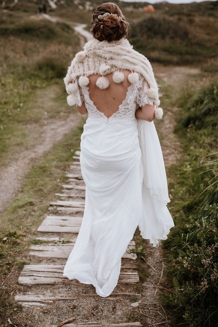 skandinavische mode, brautmode, weißes kleid mit einer gestrickten decke für den kalten tagen, brautmode skandinavien