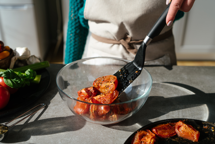 Tomaten mit getrocknetem Oregano und schwarzem Pfeffer würzen, Tomatensuppe Rezept