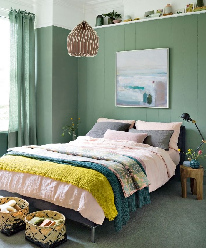 schlafzimmer einrichten, ein großes doppelbett mit bunten farben, grüne wand, wandgestaltung, gelbe decke