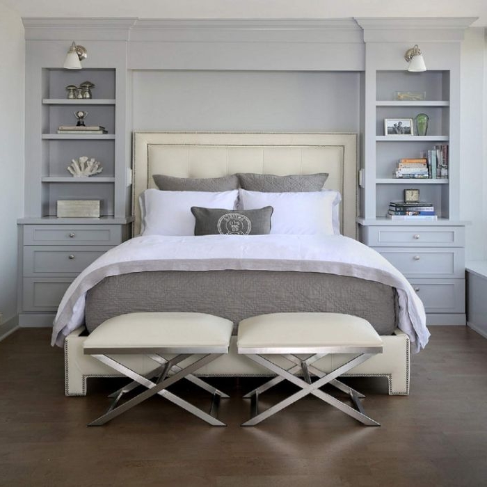 schlafzimmer einrichten, ein graues zimmer, weiße bettwäsche, skandinavisch minimalistisch zimmer gestalten, zwei hocker vor dem bett