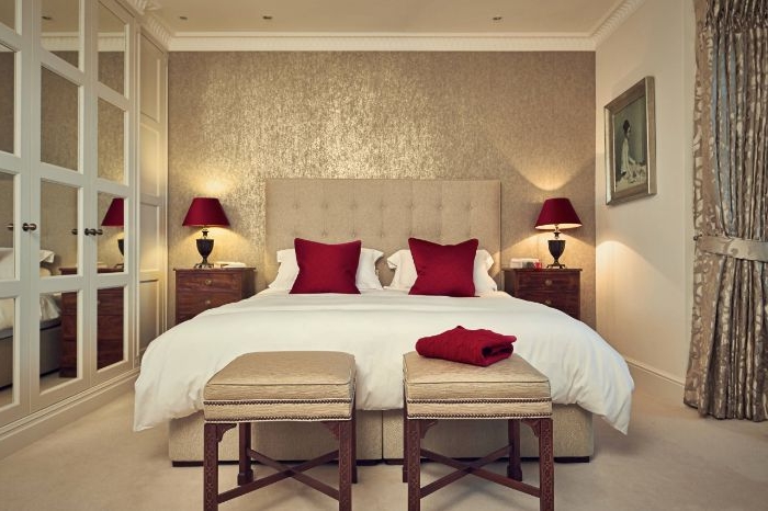 schlafzimmer einrichten, ein zimmer in beige, weiße bettwäsche, rote kissen elegantes design mit coolen akzenten