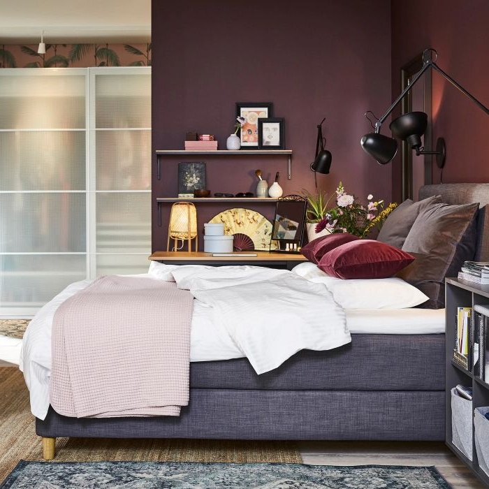 schlafzimmermöbel, kreatives design zu hause, schlafen mit stil, ein hohes bett, lila wände