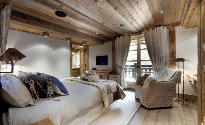 schlafzimmermöbel, beiges zimmer, möbel design idee, großer sessel mit vorhängen, holzzimmer