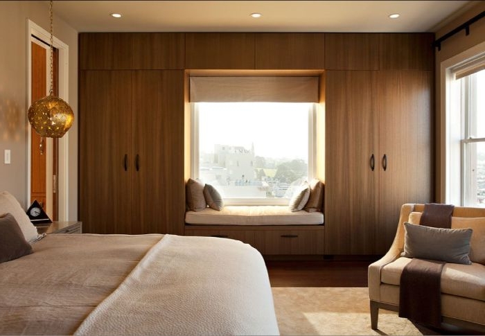 schlafzimmer gestalten, ein minimalistisches design in beige und weiß, zimmer ideen, großes bett, sessel, fenster mit ausblick und sitzecke