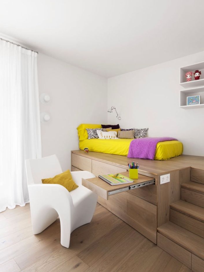 schlafzimmer gestalten, ein kreatives design für kinderzimmer, jugendzimmer oder für kleine räume, gelbes bett direkt auf der oberfläche, weißer stuhl , schreibtisch eingebaut in dem bett