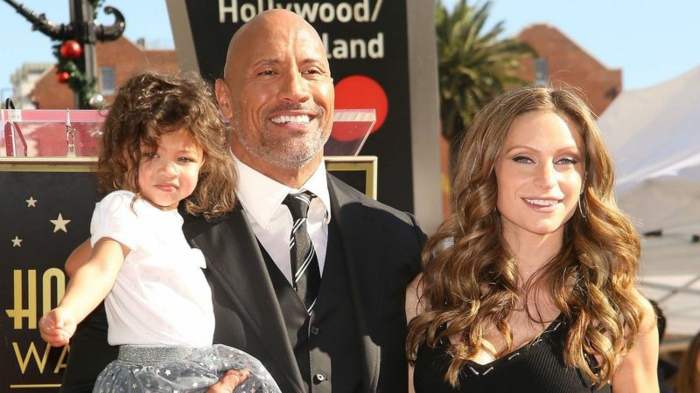 Dwayne Johnson, seine Frau und seine Tochter, schön gekleidet, eine kleine Familie