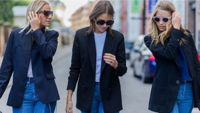 französische mode, drei frauen in ähnlichen kleidern, jeans mit hemd und blazer casual look für den alltag bei der arbeit
