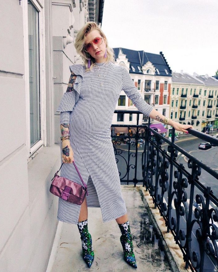 französische mode, ein foto auf dem balkon, absatzschuhe, die wie socken weiter das gelenk bedecken, retro kleid, lila tasche und brille