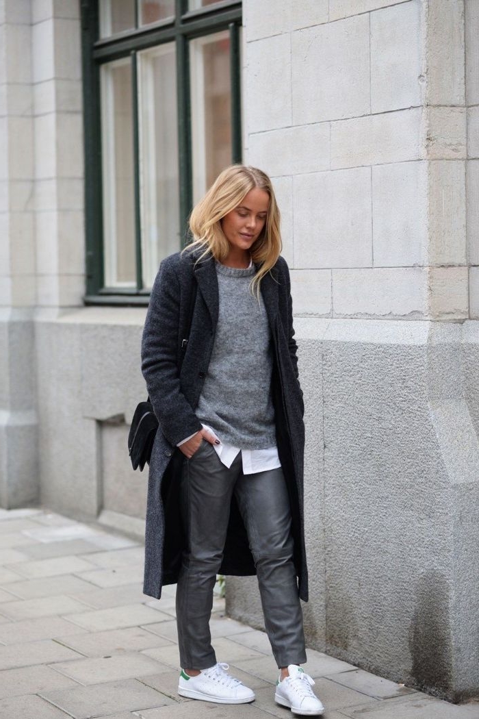 dänische mode in dunklen farben, dunkelgraue lederhose, hemd mit pullover und mantel, rucksack