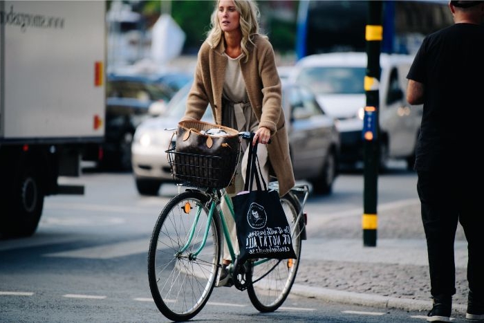 dänische mode große größen großer mantel für den winter, eine idee für frauen, fahrrad mit stil fahren