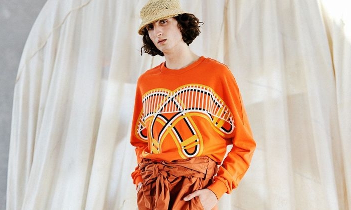 dänische mode große größen für den lässigen style, orangenfarbenes outfit mit kreativen mustern und hut