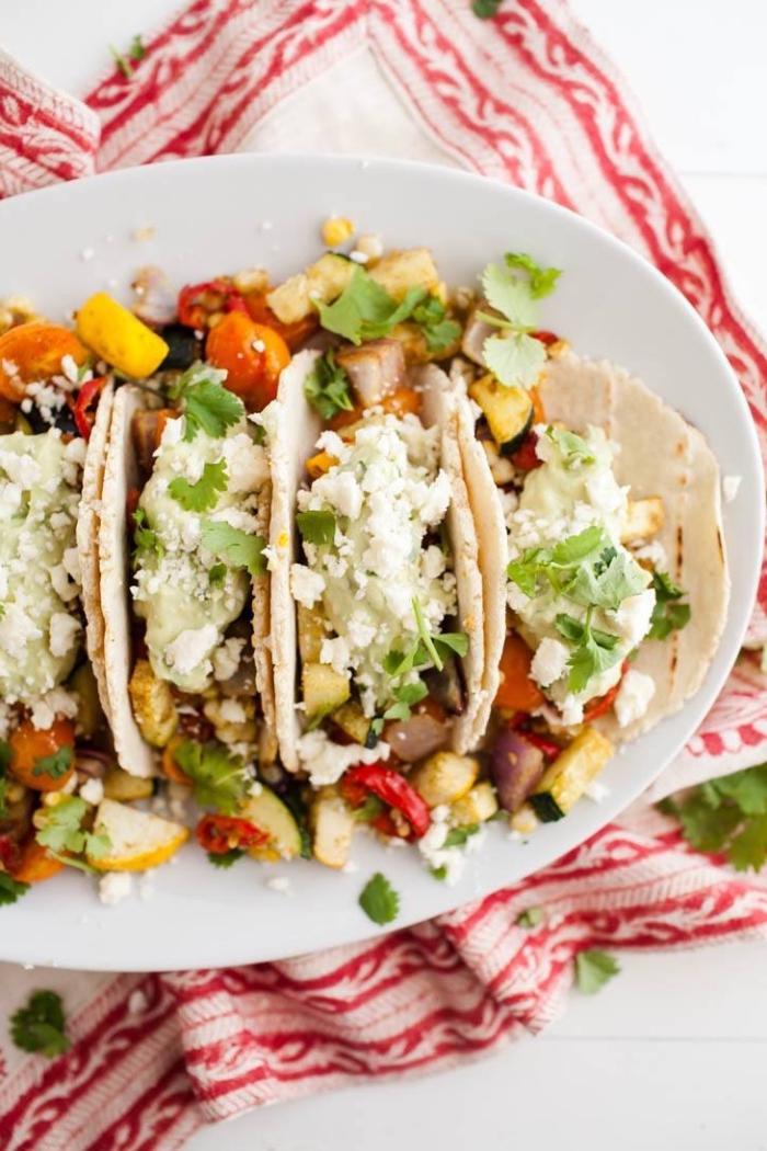 einfache vegetarische rezepte, gerichte ohne fleisch, tacos mit fülung aus gemüse und ziegenkäse