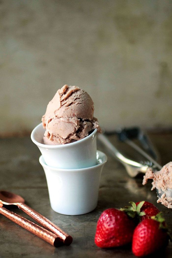 Schokoladeneis mit frischen Erdbeeren selber machen, Rezepte für leckere Sommer Nachtische 