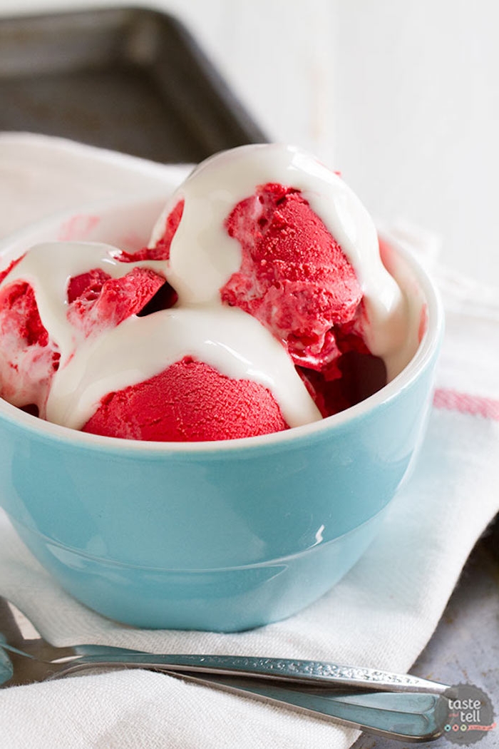 Erdbeereis mit Marshmallows, schnelle Rezepte für Sommer Nachtische, rotes Eis mit weißer Glasur in blauer Schüssel 