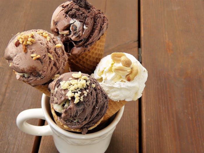 Schokoladeneis und Vanilleeis in Waffeln mit Erdnüssen, Eisrezepte für Eismaschine 