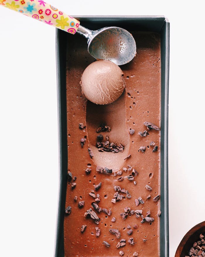 Schokoladeneis selber machen, mit kleinen Stücken Zartbitterschokolade, Nachtisch Rezepte 