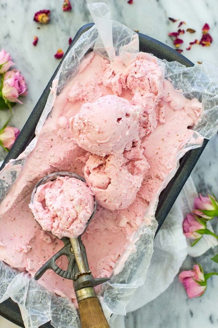Rezept für hausgemachtes Eis mit Rosenblättern, rosa Eis auf Backpapier, Nachtisch Rezepte für den Sommer