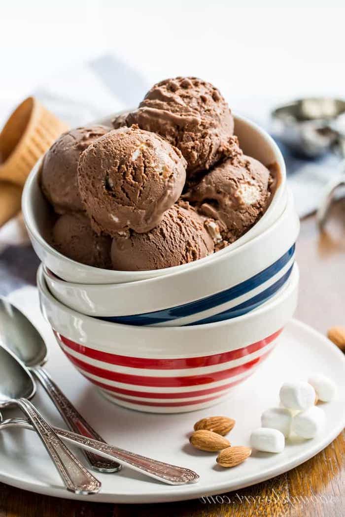 Hausgemachtes Schokoladeneis mit Mandeln und Marshmallows, schnelle Sommer Rezepte 