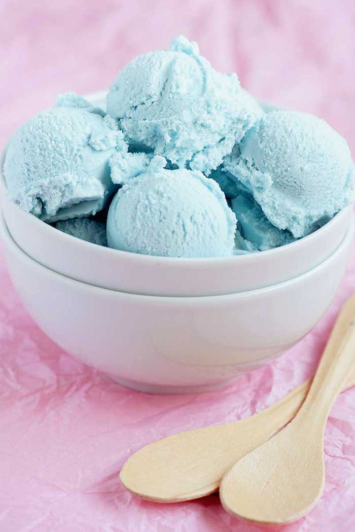 Kugeln blaues Eis in weißer Schüssel, mit Zuckerwatte Geschmack, leckerer Nachtisch für den Sommer 