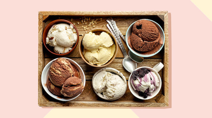 Eiskugeln unterschiedliche Geschmäcker, Schokoladeneis Vanilleeis Eis mit Beeren 
