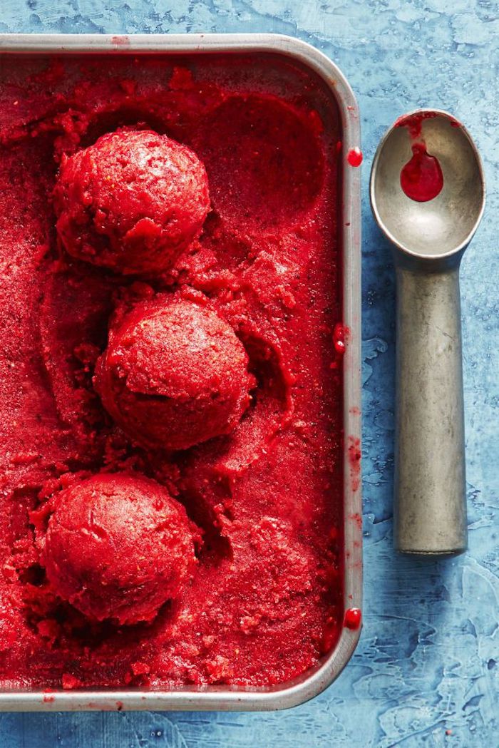 Eis aus frischen Erdbeeren selber machen, Rezepte für leckere und erfrischende Nachtische für den Sommer 