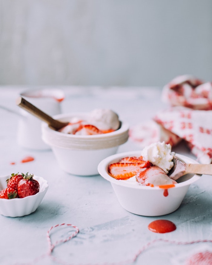 Hausgemachtes Vanilleeis mit ganzen Stücken Erdbeere, schnelle Sommer Rezepte zum Nachmachen 