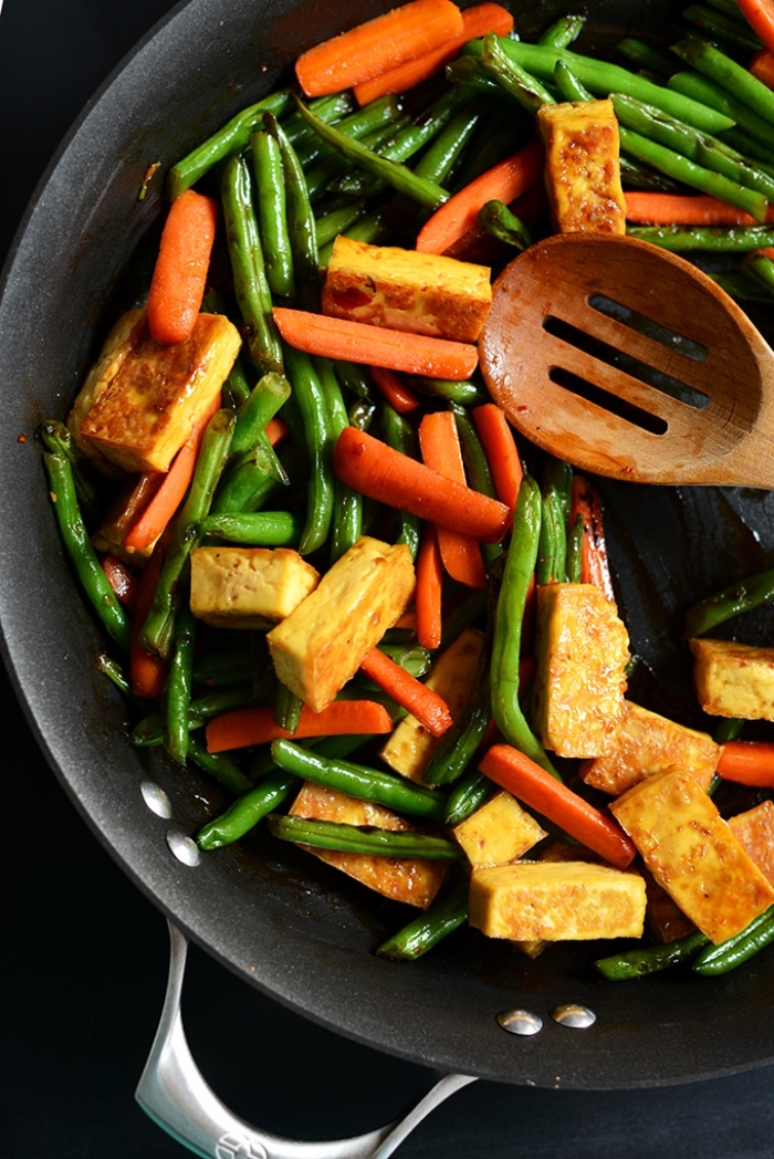 essen ohne fleisch, tofu mit karotten und grünen bohnen, abendessen gesund und schnell