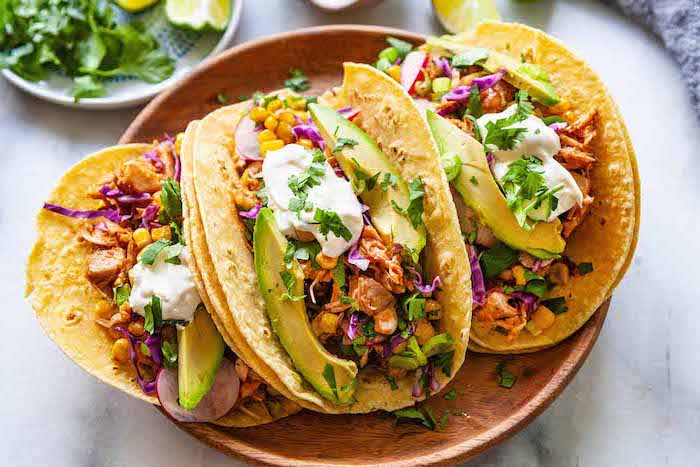 Tacos mit Hühnerfleisch, Avocado Stücken, Rotkohl und Mais, schnelle und einfache Fingerfood Ideen 