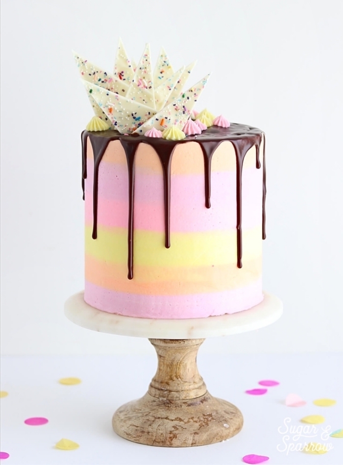 geburtstagskuchen mädchen, torte in pastellfarben, geburtstagskuchen dekoriert mit sahne, schokoladen ganache