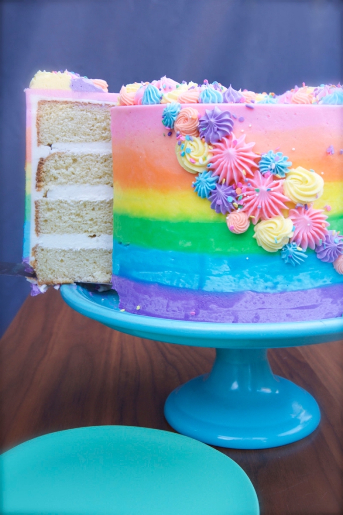 geburtstagskuchen mädchen, regenbogen torte dekoriert mit kleinen blüten aus sahne, kuchen für kinder