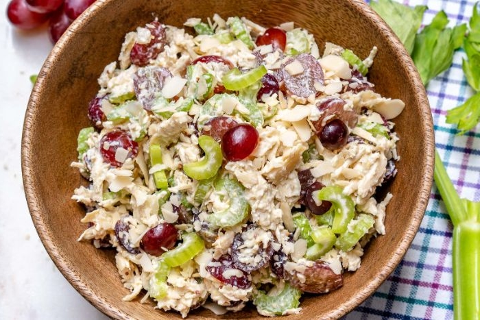 gesunde rezepte einfach zubereiten, einen salat, tunfisch mit sellerie, yogurt, oliven
