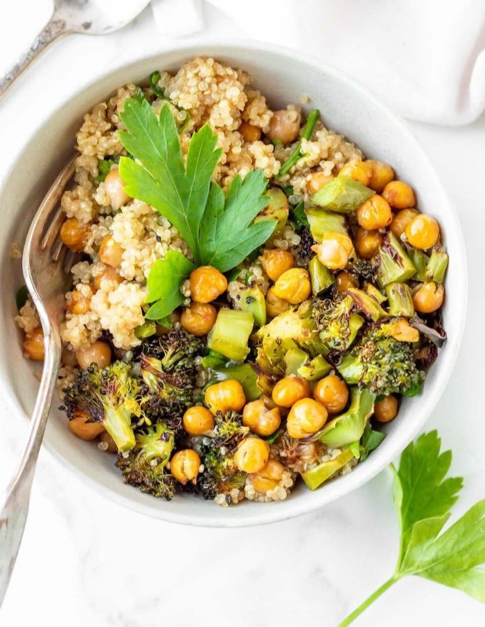 rezepte mit hackfleisch, veganes essen, vegetarische bowl mit kichererbsen, petersilie und quinoa