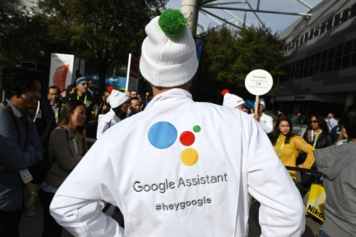 Google Assistant liest, ein Mann, der sich als Google Assistant verkleidet hat